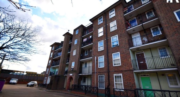 Double Room to Rent in a 4 Bed Flat Hollybush Garden Uk