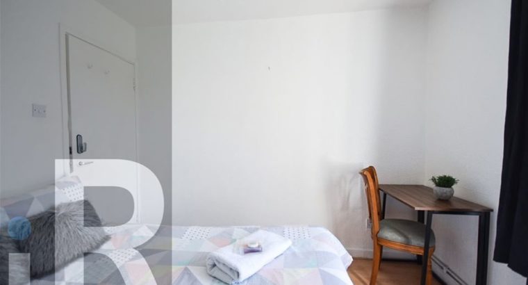 Double Room to Rent in a 4 Bed Flat Hollybush Garden Uk