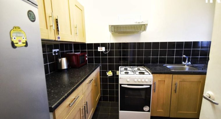 Double Room to Rent in a 4 Bed Flat Hollybush Garden Uk