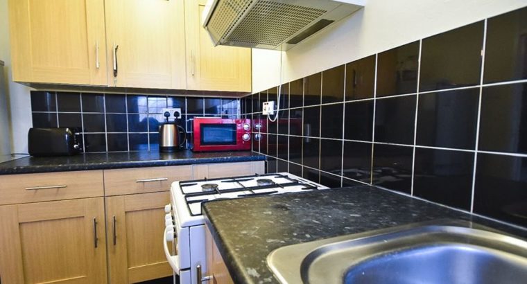 Double Room to Rent in a 4 Bed Flat Hollybush Garden Uk