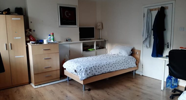 King Size Bedroom Apartment to Rent London N15 UK