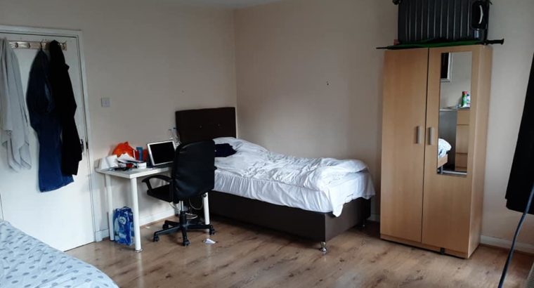 King Size Bedroom Apartment to Rent London N15 UK