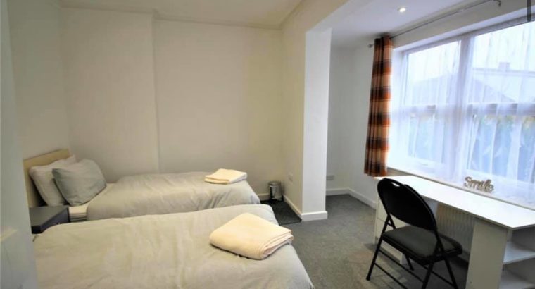 2 Bedroom Flat For Rent in Harwoods Road, Watford