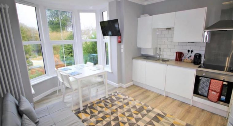 2 Bedroom Flat For Rent in Harwoods Road, Watford