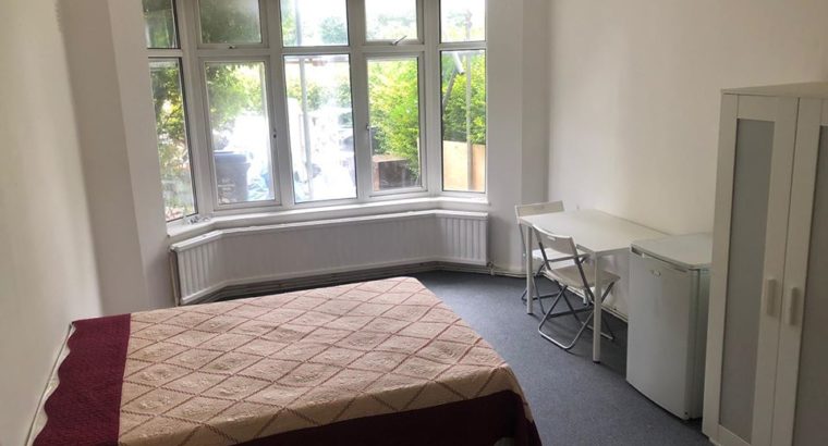 Large Double Room to Let in Willesden Green UK