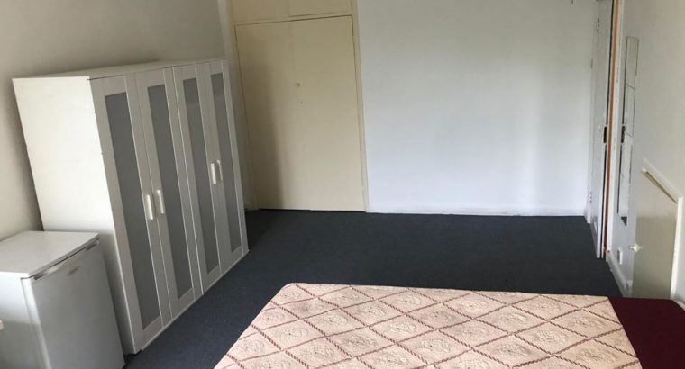 Large Double Room to Let in Willesden Green UK