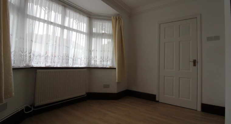 Studio Flat For Rent in Clayhall, Ilford, London