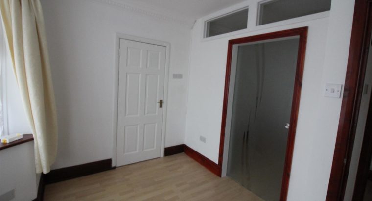 Studio Flat For Rent in Clayhall, Ilford, London